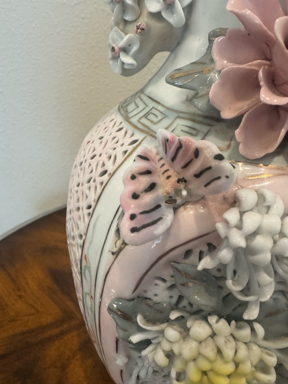 Beautiful vintage Chinese reticulated vase with birds, butterflies and flowers - Picture 7 of 16